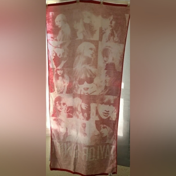 New *RARE* Limited Edition Taylor Swift RED Album Photo Shoot Beach Towel - Picture 2 of 2